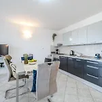 - With Swimming Pool & Amazing Seaviews, Above Bijaka Apartment *
