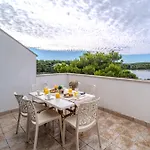 - With Swimming Pool & Amazing Seaviews, Above Bijaka Apartment *