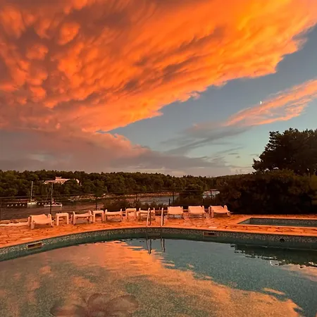 - With Swimming Pool & Amazing Seaviews, Above Bijaka * Milna (Brac)