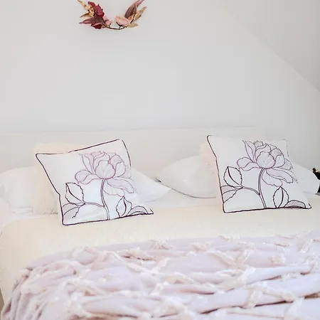 - With Swimming Pool & Amazing Seaviews, Above Bijaka Apartament *