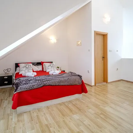 Milna - With Swimming Pool & Amazing Seaviews, Above Bijaka *