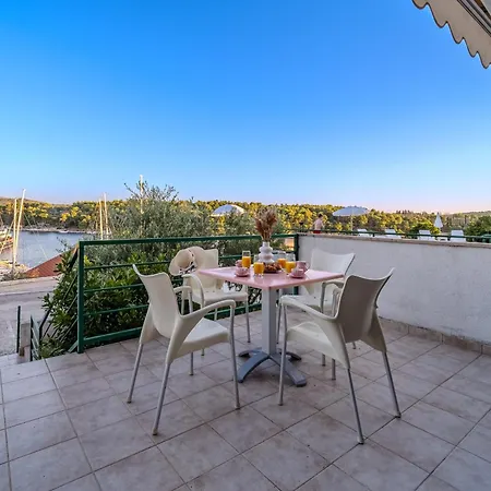 Apartment Milna - With Swimming Pool & Amazing Seaviews, Above Bijaka *