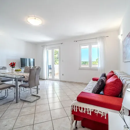 Apartment Milna - With Swimming Pool & Amazing Seaviews, Above Bijaka *