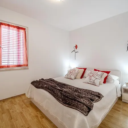 Milna - With Swimming Pool & Amazing Seaviews, Above Bijaka *
