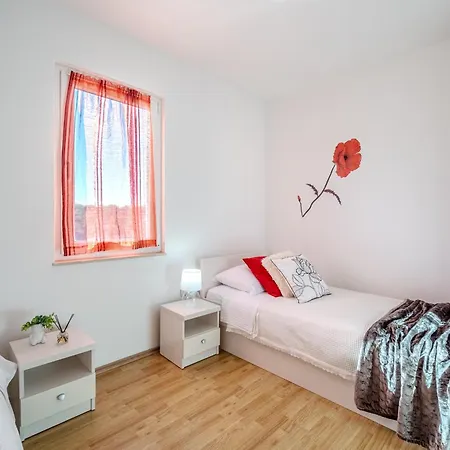 Milna - With Swimming Pool & Amazing Seaviews, Above Bijaka Apartment