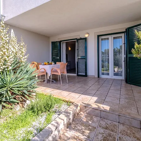 Milna - With Swimming Pool & Amazing Seaviews, Above Bijaka Apartment