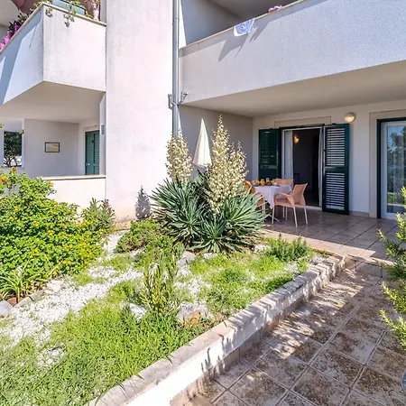 Apartment Milna - With Swimming Pool & Amazing Seaviews, Above Bijaka *