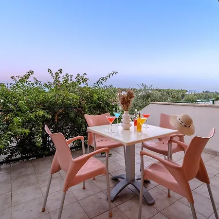 Milna - With Swimming Pool & Amazing Seaviews, Above Bijaka Apartment Milna (Brac)