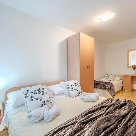 Milna - With Swimming Pool & Amazing Seaviews, Above Bijaka Apartment