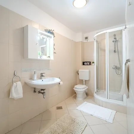 Apartament - With Swimming Pool & Amazing Seaviews, Above Bijaka