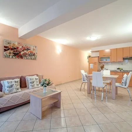Apartment Milna - With Swimming Pool & Amazing Seaviews, Above Bijaka *
