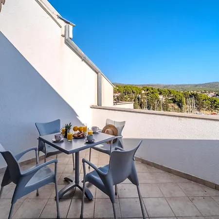 Milna - With Swimming Pool & Amazing Seaviews, Above Bijaka * Milna (Brac)