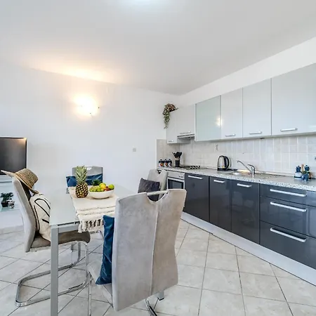 - With Swimming Pool & Amazing Seaviews, Above Bijaka Apartament *