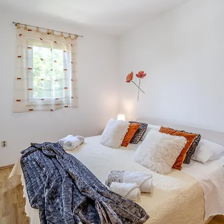 Apartment Milna - With Swimming Pool & Amazing Seaviews, Above Bijaka *