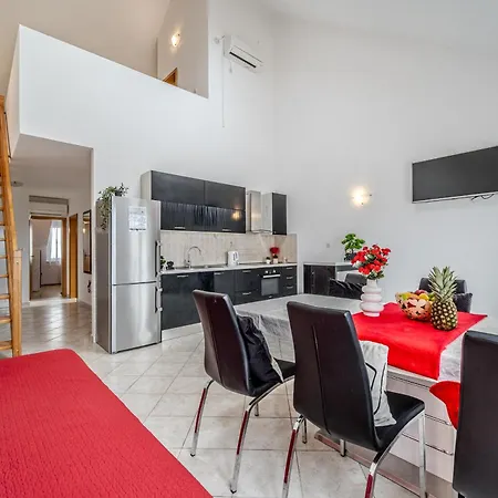 Milna - With Swimming Pool & Amazing Seaviews, Above Bijaka Apartment