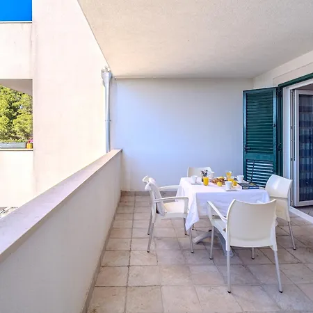 - With Swimming Pool & Amazing Seaviews, Above Bijaka Apartament *