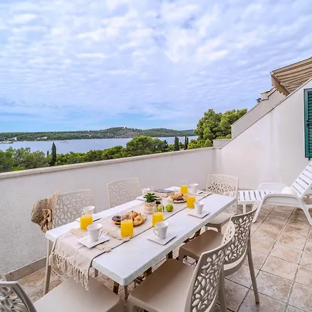 Apartament - With Swimming Pool & Amazing Seaviews, Above Bijaka Milna (Brac)