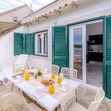 - With Swimming Pool & Amazing Seaviews, Above Bijaka Apartament *