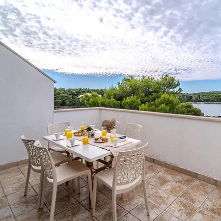 - With Swimming Pool & Amazing Seaviews, Above Bijaka Apartament *