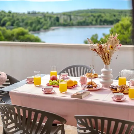 Apartament - With Swimming Pool & Amazing Seaviews, Above Bijaka Milna (Brac)