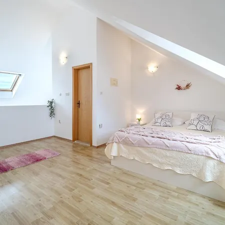 - With Swimming Pool & Amazing Seaviews, Above Bijaka Apartament Milna (Brac)