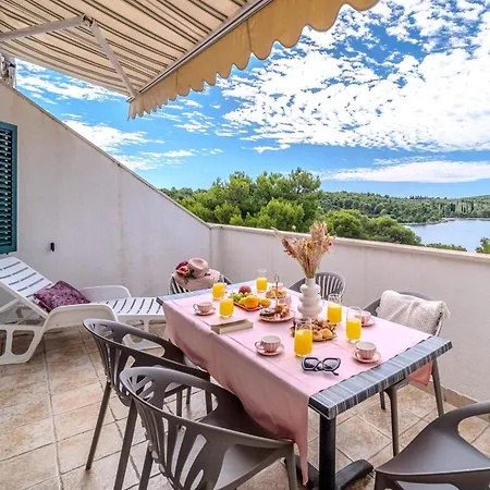 - With Swimming Pool & Amazing Seaviews, Above Bijaka Apartament