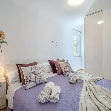 Apartament - With Swimming Pool & Amazing Seaviews, Above Bijaka