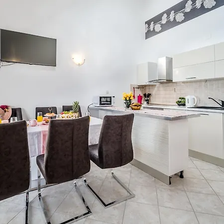 - With Swimming Pool & Amazing Seaviews, Above Bijaka Apartament *