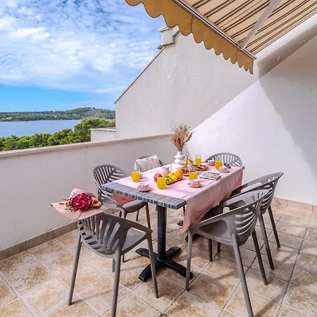 Apartament - With Swimming Pool & Amazing Seaviews, Above Bijaka