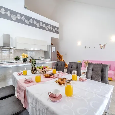 Apartament - With Swimming Pool & Amazing Seaviews, Above Bijaka Milna (Brac)