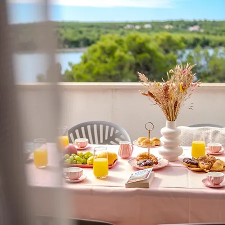 - With Swimming Pool & Amazing Seaviews, Above Bijaka Apartament