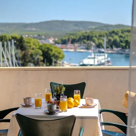 Milna - With Swimming Pool & Amazing Seaviews, Above Bijaka *