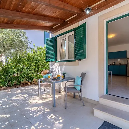 Milna - With Swimming Pool & Amazing Seaviews, Above Bijaka Apartment