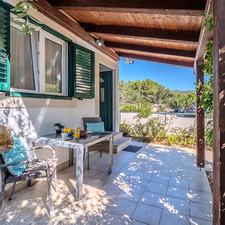 Apartment Milna - With Swimming Pool & Amazing Seaviews, Above Bijaka *