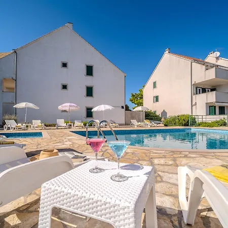 Milna - With Swimming Pool & Amazing Seaviews, Above Bijaka *