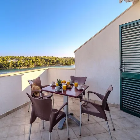 Milna - With Swimming Pool & Amazing Seaviews, Above Bijaka Apartment Milna (Brac)