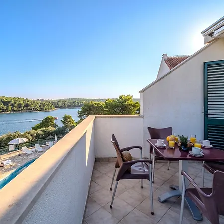 Milna - With Swimming Pool & Amazing Seaviews, Above Bijaka Apartment