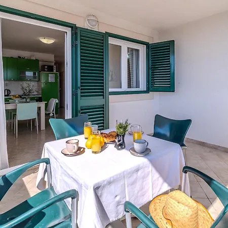 Apartment Milna - With Swimming Pool & Amazing Seaviews, Above Bijaka *