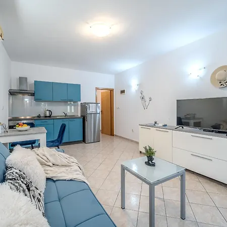 Apartment Milna - With Swimming Pool & Amazing Seaviews, Above Bijaka