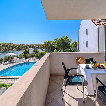 Milna - With Swimming Pool & Amazing Seaviews, Above Bijaka Apartment