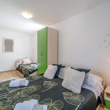 Apartment Milna - With Swimming Pool & Amazing Seaviews, Above Bijaka