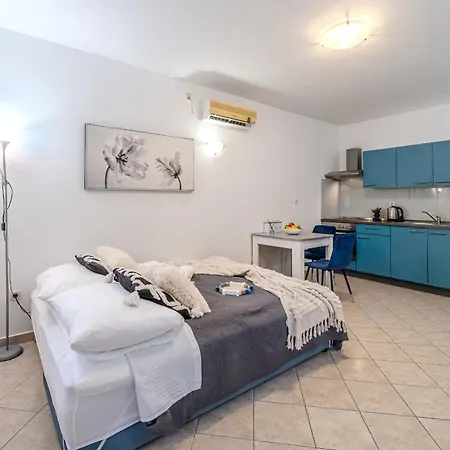 Milna - With Swimming Pool & Amazing Seaviews, Above Bijaka
