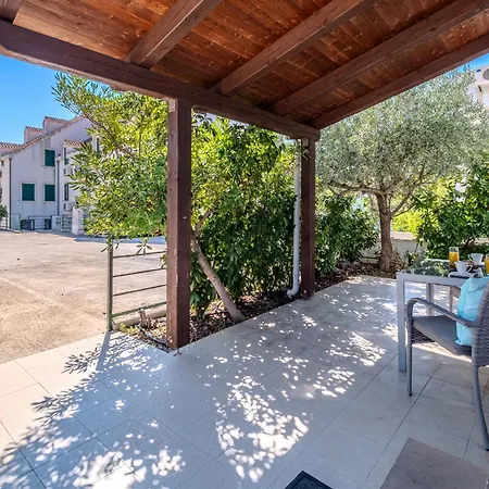 Milna - With Swimming Pool & Amazing Seaviews, Above Bijaka