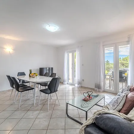 Milna - With Swimming Pool & Amazing Seaviews, Above Bijaka Apartment *