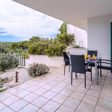 Milna - With Swimming Pool & Amazing Seaviews, Above Bijaka Apartment Milna (Brac)