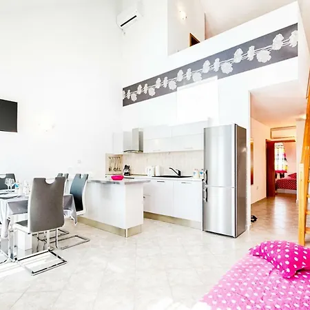 Apartament - With Swimming Pool & Amazing Seaviews, Above Bijaka Milna (Brac)